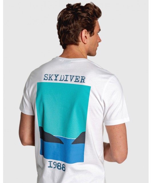 CAMISETA BLANCA CON DIBUJO DE PAISAJE EN ESPALDA