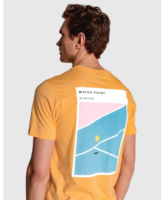 CAMISETA MOSTAZA CON DIBUJO DE PISTA DE TENIS EN ESPALDA