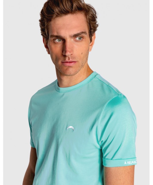 CAMISETA COLOR AQUA CON FRASE BORDADA EN MANGA