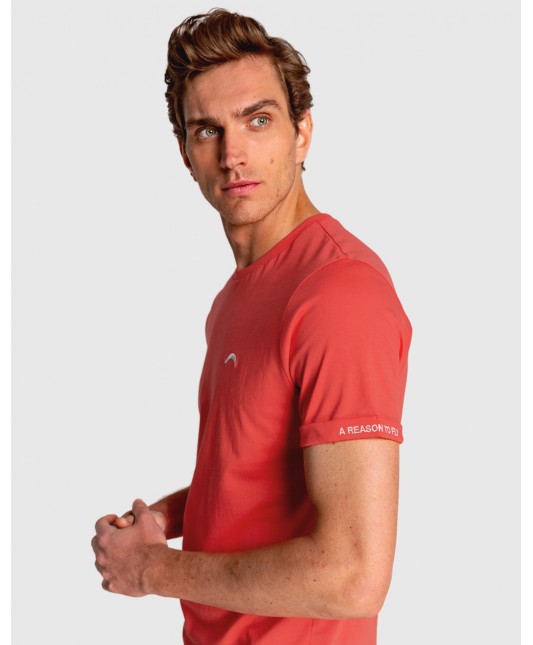 CAMISETA ROJA CON FRASE BORDADA EN MANGA