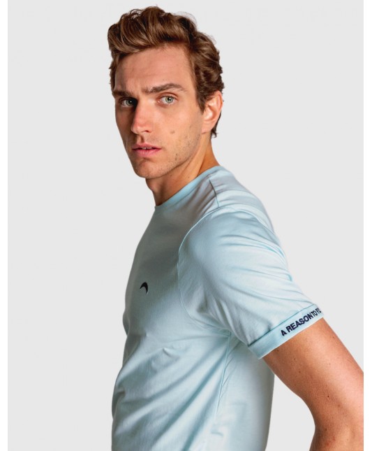 CAMISETA CELESTE CON FRASE BORDADA EN MANGA
