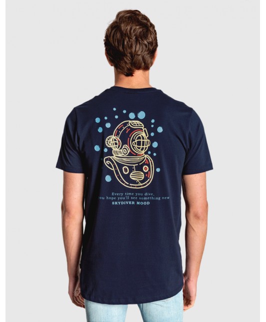 CAMISETA AZUL MARINO CON DIBUJO DE BUZO EN ESPALDA