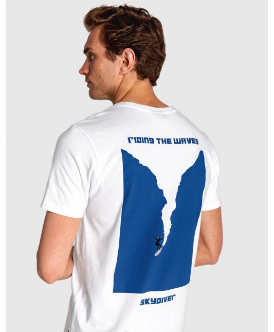 CAMISETA BLANCA CON DIBUJO DE PERSONA HACIENDO SURF