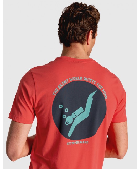 CAMISETA ROJA CON DIBUJO DE BUZO EN ESPALDA